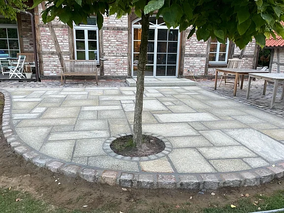 Freiflächengestaltung mit Granitplatten mit Granitstein-Baumumfassung