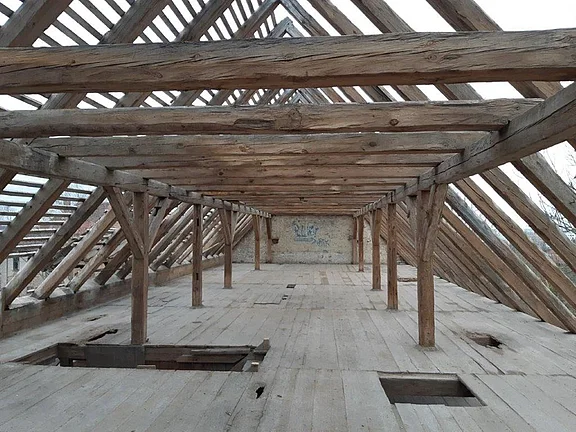 Historischer Dachstuhl mit alten Holzbalken für Sanierung Restaurierung und Denkmalpflege