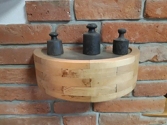 Ziegelriemchen als Wandverkleidung mit Holzregal auf historischer Backsteinoptik