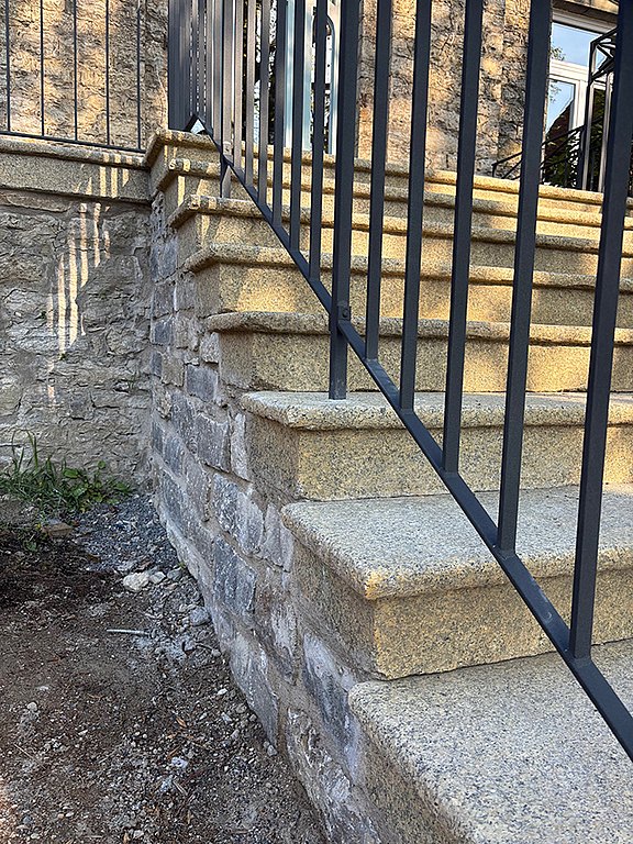 Detailaufnahme von Stufen einer Granittreppe