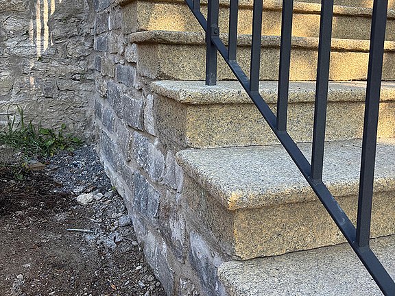 Detailaufnahme von Stufen einer Granittreppe