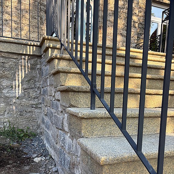 Detailaufnahme von Stufen einer Granittreppe Detailaufnahme von Stufen einer Granittreppe