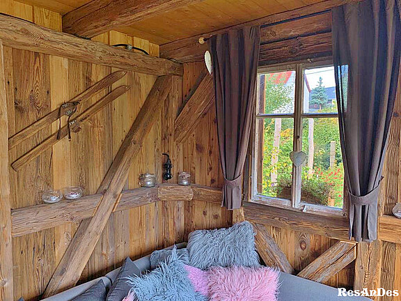 Gestaltung eines Gartenhäuschens mit Altholzbrettern