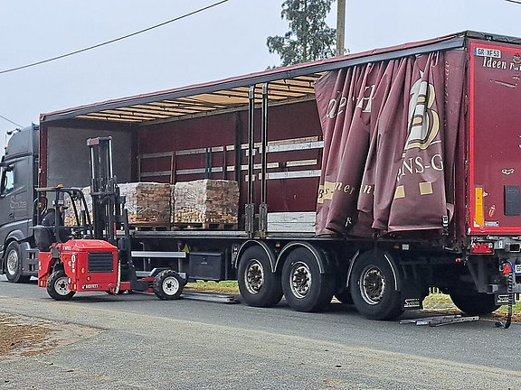 LKW mit historischen Ziegeln und gebrauchten Baustoffen bei der Lieferung rund um Rennersdorf/Herrnhut