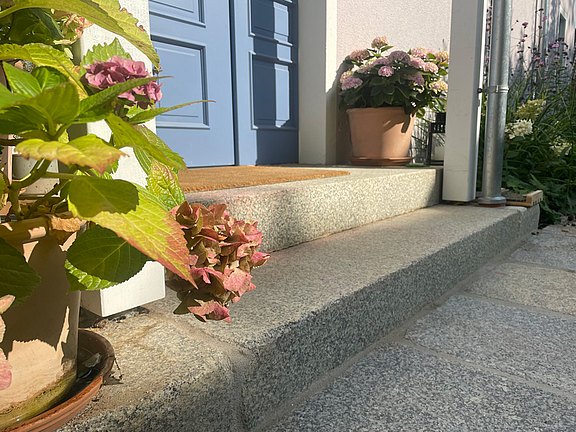 Granit-Gehwegplatten mit Granitstufe zum Hauseingang