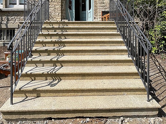 Repräsentative Granittreppe vor historischem Gebäude