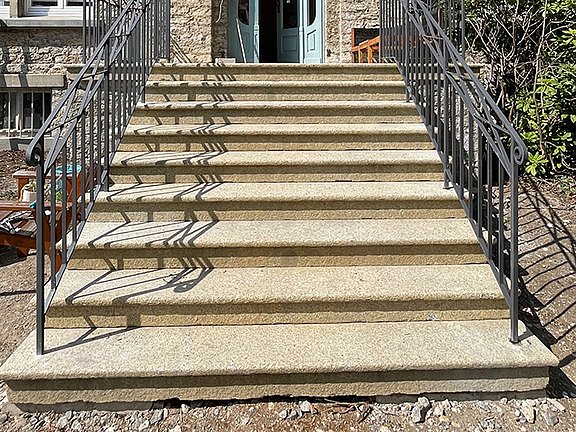 Repräsentative Granittreppe vor historischem Gebäude