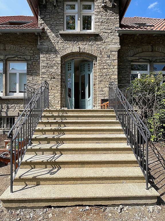 Repräsentative Granittreppe vor historischem Gebäude
