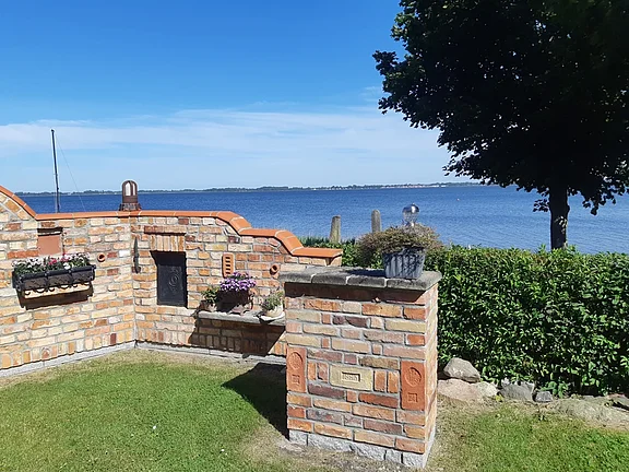 Gartenmauer und Dekorsockel aus historischen Ziegelsteinen