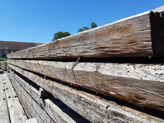 Gestapelte alte Holzbalken und historisches Bauholz aus Rückbau rund um Rennersdorf Herrnhut