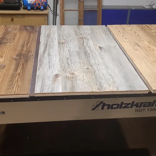 Verschiedene Dreischichtplatten mit unterschiedlichen Altholzoberflächen für den Möbelbau