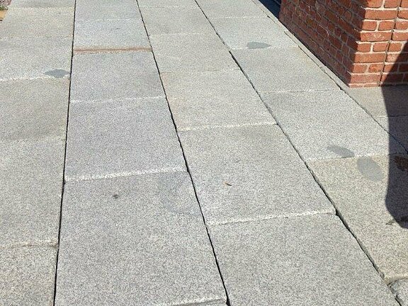 Terrasse mit alten Granitplatten nach Maß