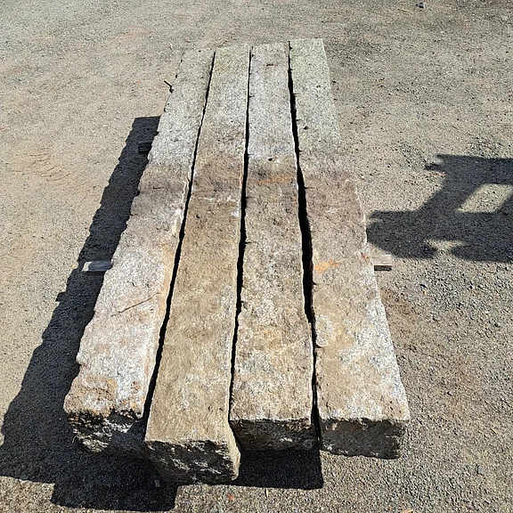 Säulen aus Granit in verschiedenen Längen