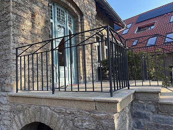 Treppenpodest an repräsentativer Granittreppe an historischem Altbau