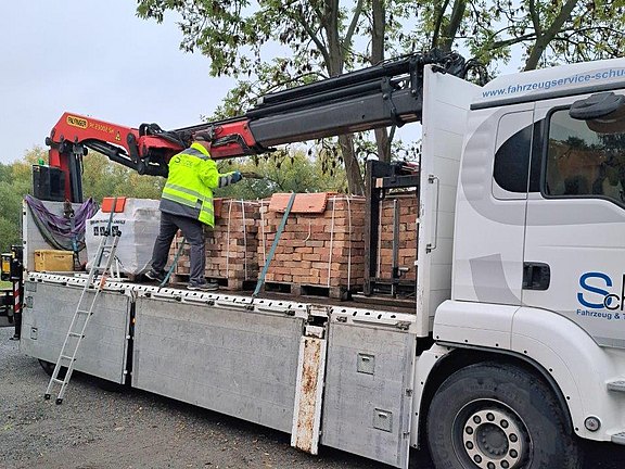 Kran-LKW verlädt historische Baustoffe und alte Ziegel zur Lieferung bis 200 km um Herrnhut