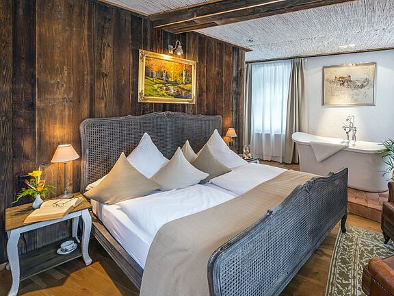 Hotelzimmer mit Altholzverkleidung Hotelzimmer mit Altholz Wandverkleidung
