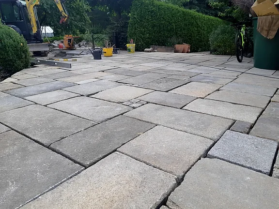 Gartengestaltung mit großformatigen Granitplatten als Freifläche