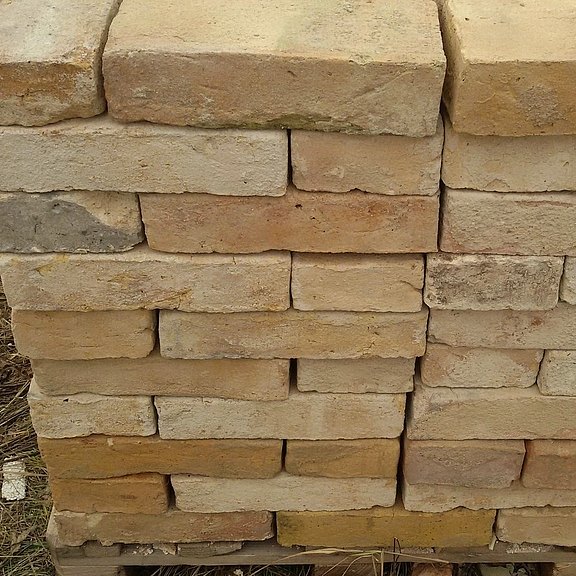 Alte Ziegelsteine auf Palette kaufen
