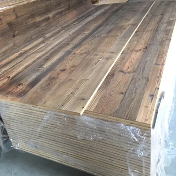 Dunkle rustikale Dreischichtplatten mit Altholzfurnier für den individuellen Möbelbau