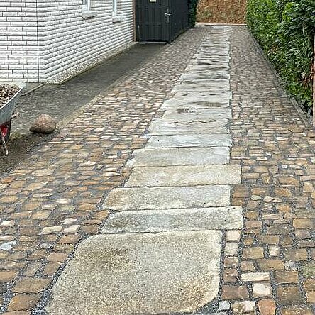 gartenweg_hofeinfahrt_mit_alten_granitplatten_.jpg  