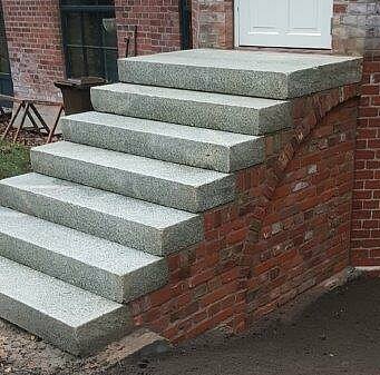 Aus Granitbloecken gefertigte Treppe zum Hauseingang