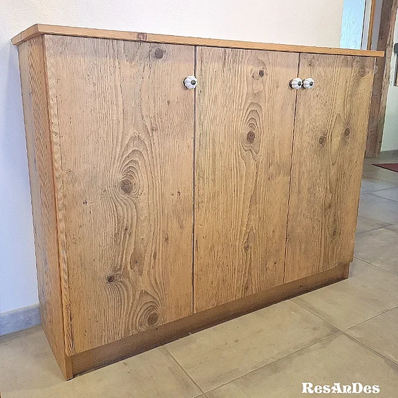 Maßgefertigtes Sideboard aus Dreischichtplatten mit Altholzfurnier