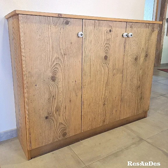 Maßgefertigtes Sideboard aus Dreischichtplatten mit Altholzfurnier
