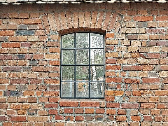 Gussfenster in einer Mauer
