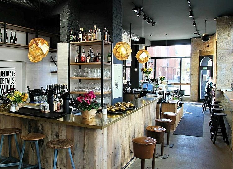 Altholz-Bar mit historischen Holzbrettern von Resandes