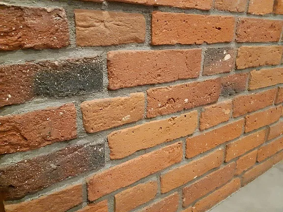 Alte Ziegelriemchen als Backsteinwand im Innenraum für natürliche Wandgestaltung