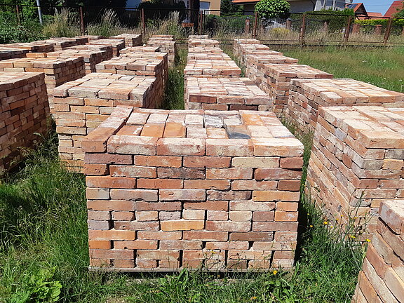 Alte Ziegelsteine im Reichsformat Alte Abrisssteine im Reichsformat